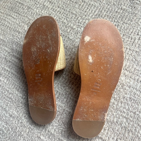 Crafted of ultra-luxe raffia, Miu Miu slides - Picture 6 of 8